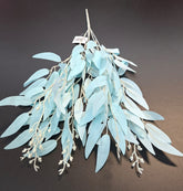 Ramură decorativă ruscus artificial albastru deschis – 50cm model cu frunze mate și boboci fini